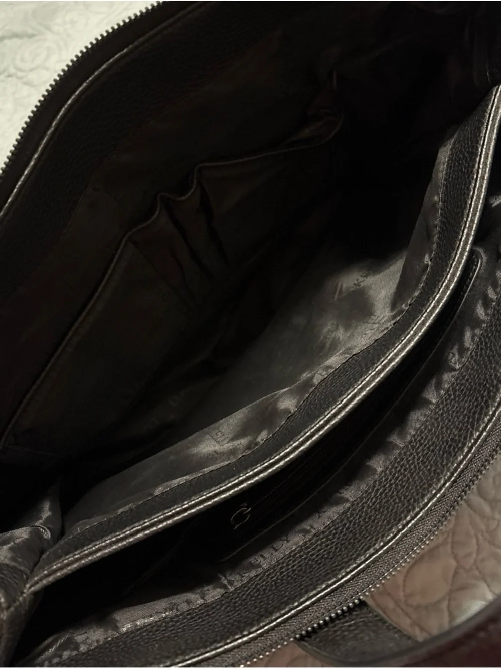 Leather Tote Bag in black - Structured Carryall